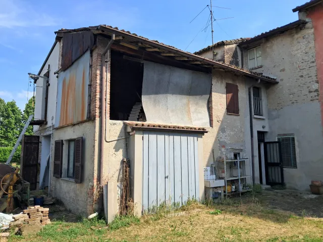 Casa di Corte con Giardino e Box