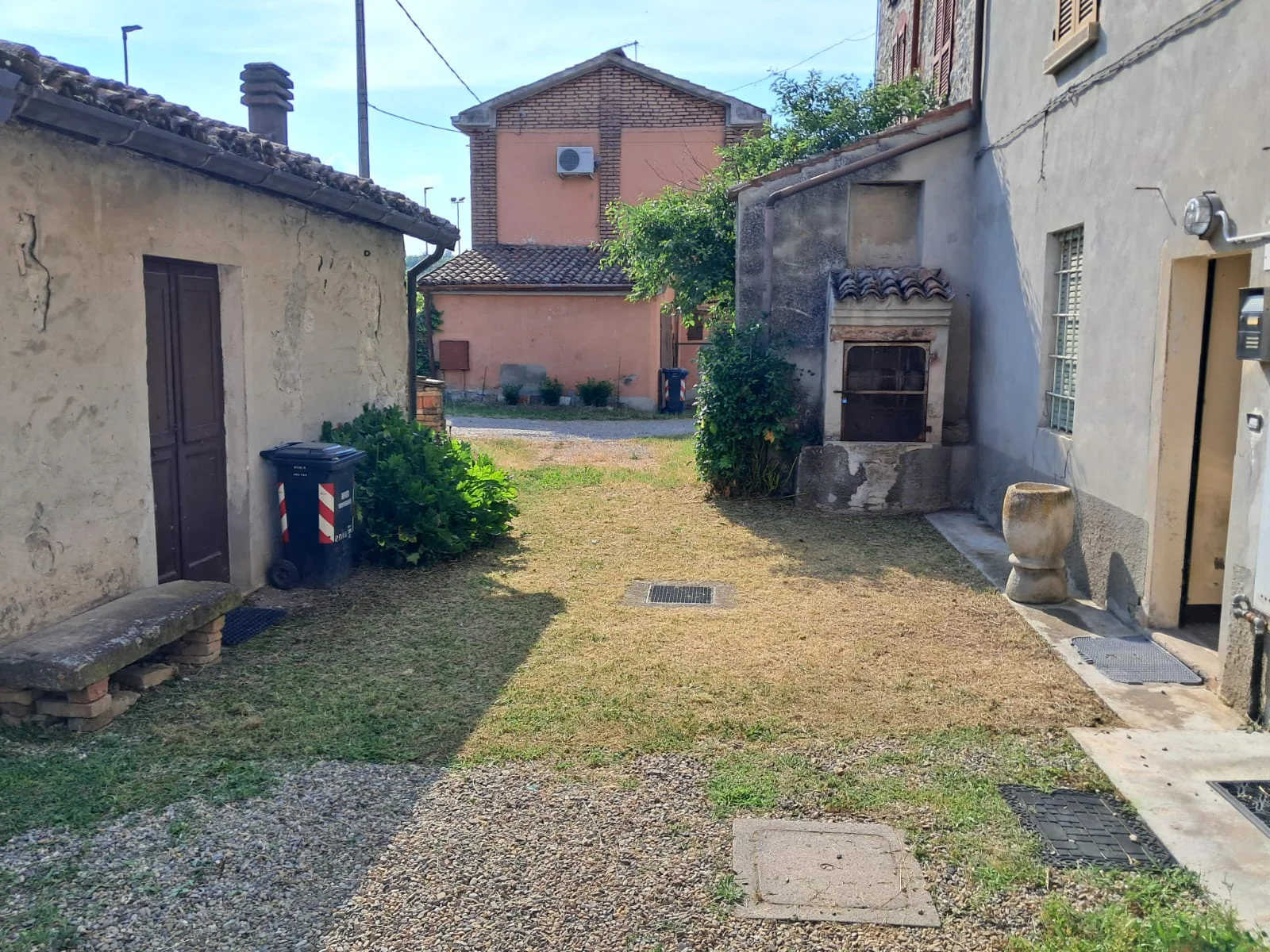 Casa di Corte con Giardino e Box