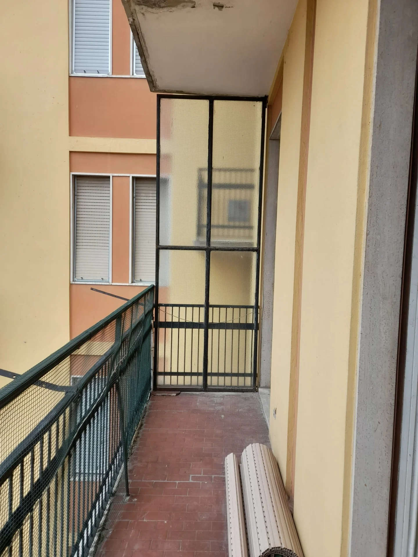 Luminoso appartamento al piano alto con balconi e cantina