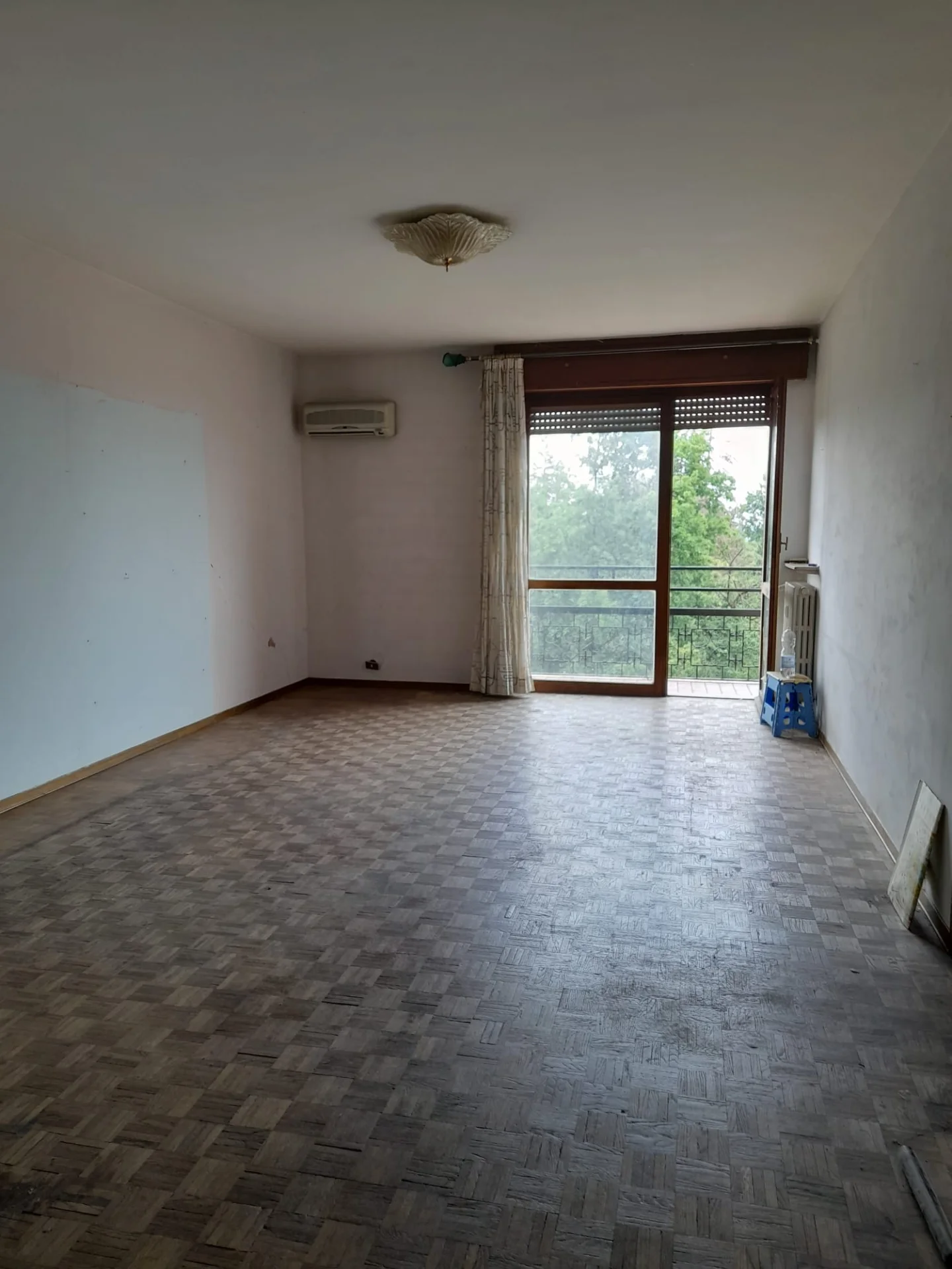Luminoso appartamento al piano alto con balconi e cantina