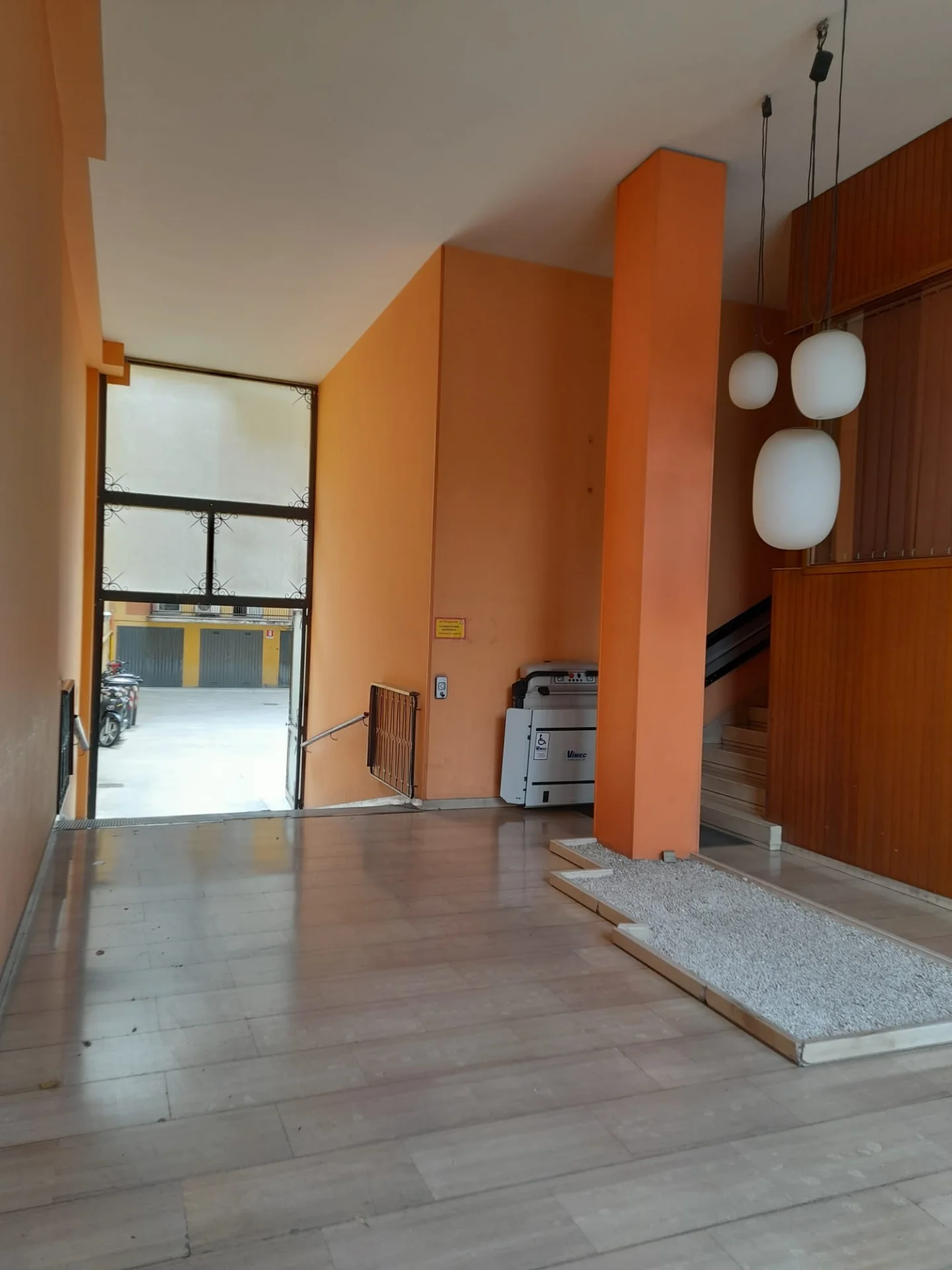 Luminoso appartamento al piano alto con balconi e cantina