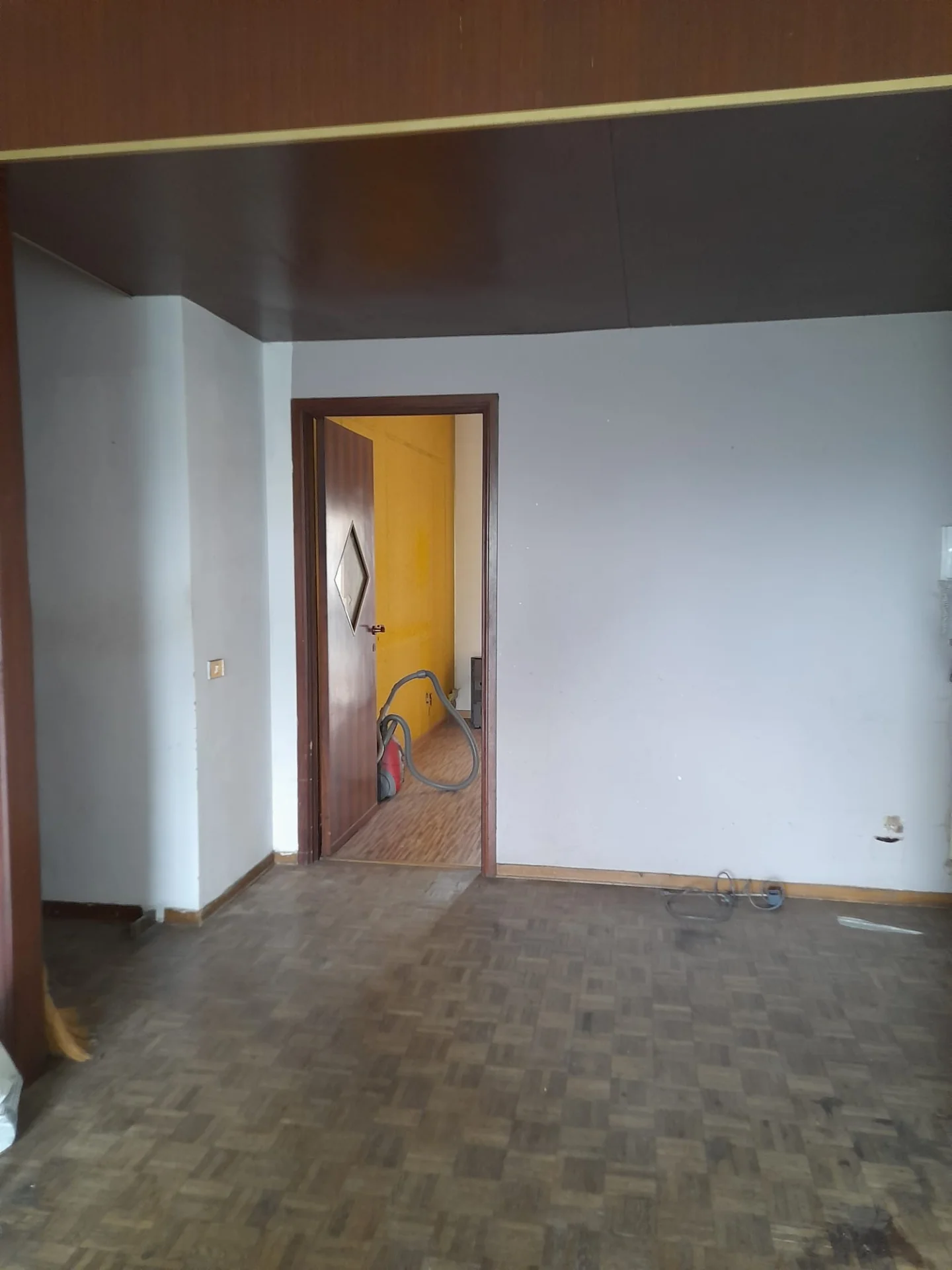 Luminoso appartamento al piano alto con balconi e cantina