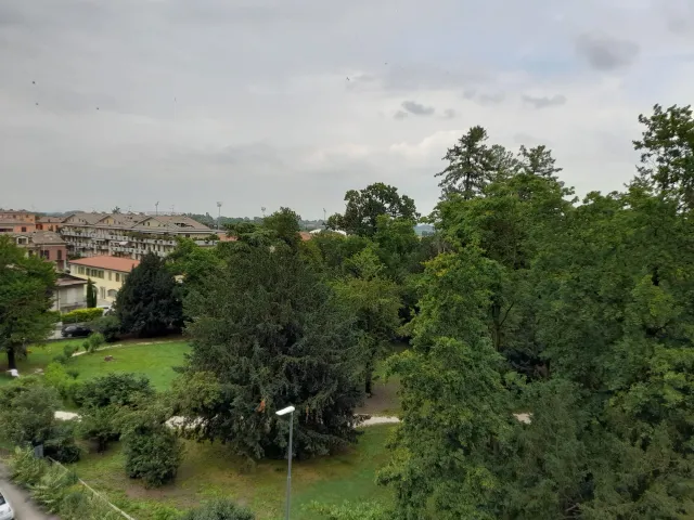 Luminoso appartamento al piano alto con balconi e cantina