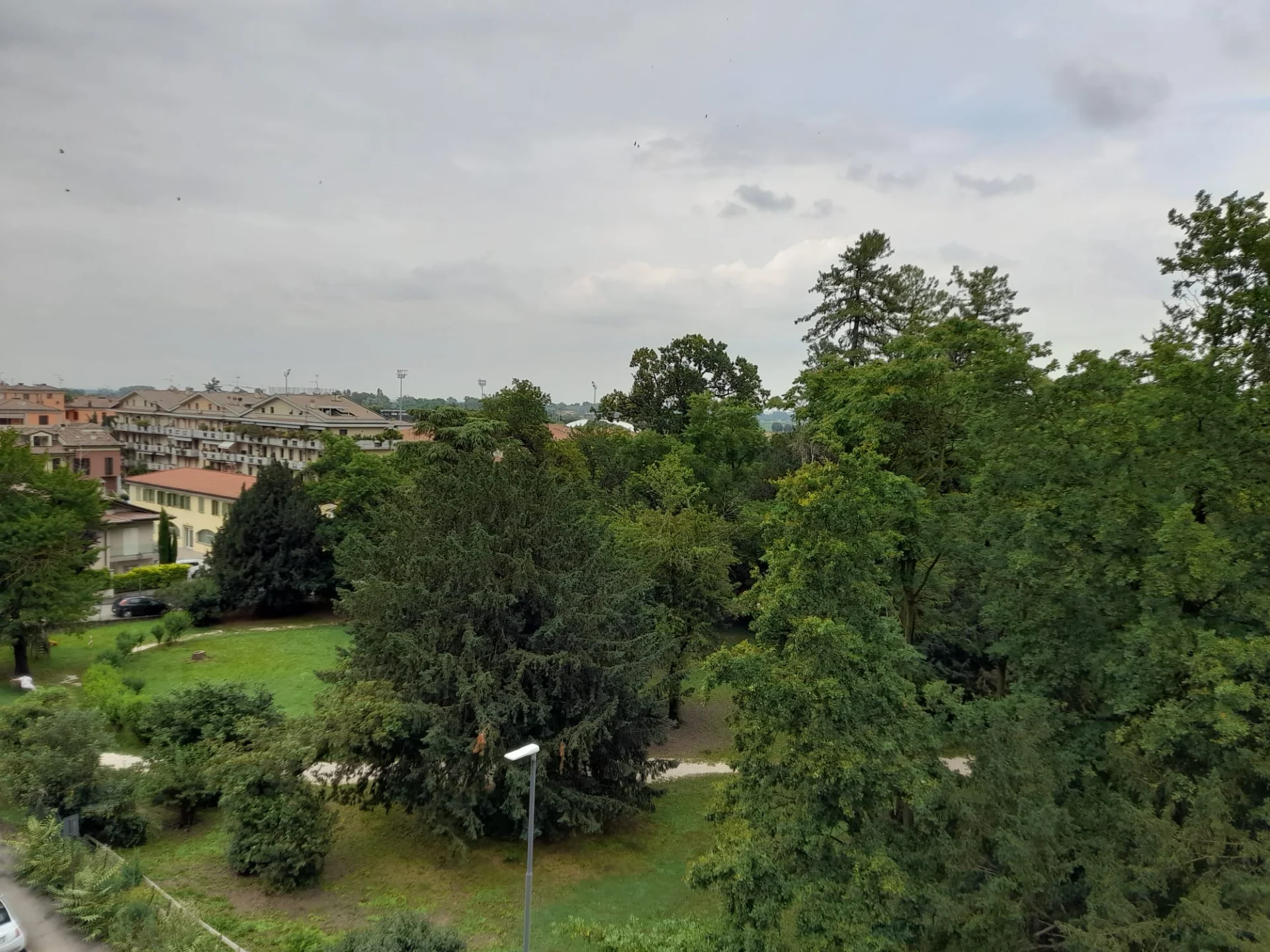 Luminoso appartamento al piano alto con balconi e cantina