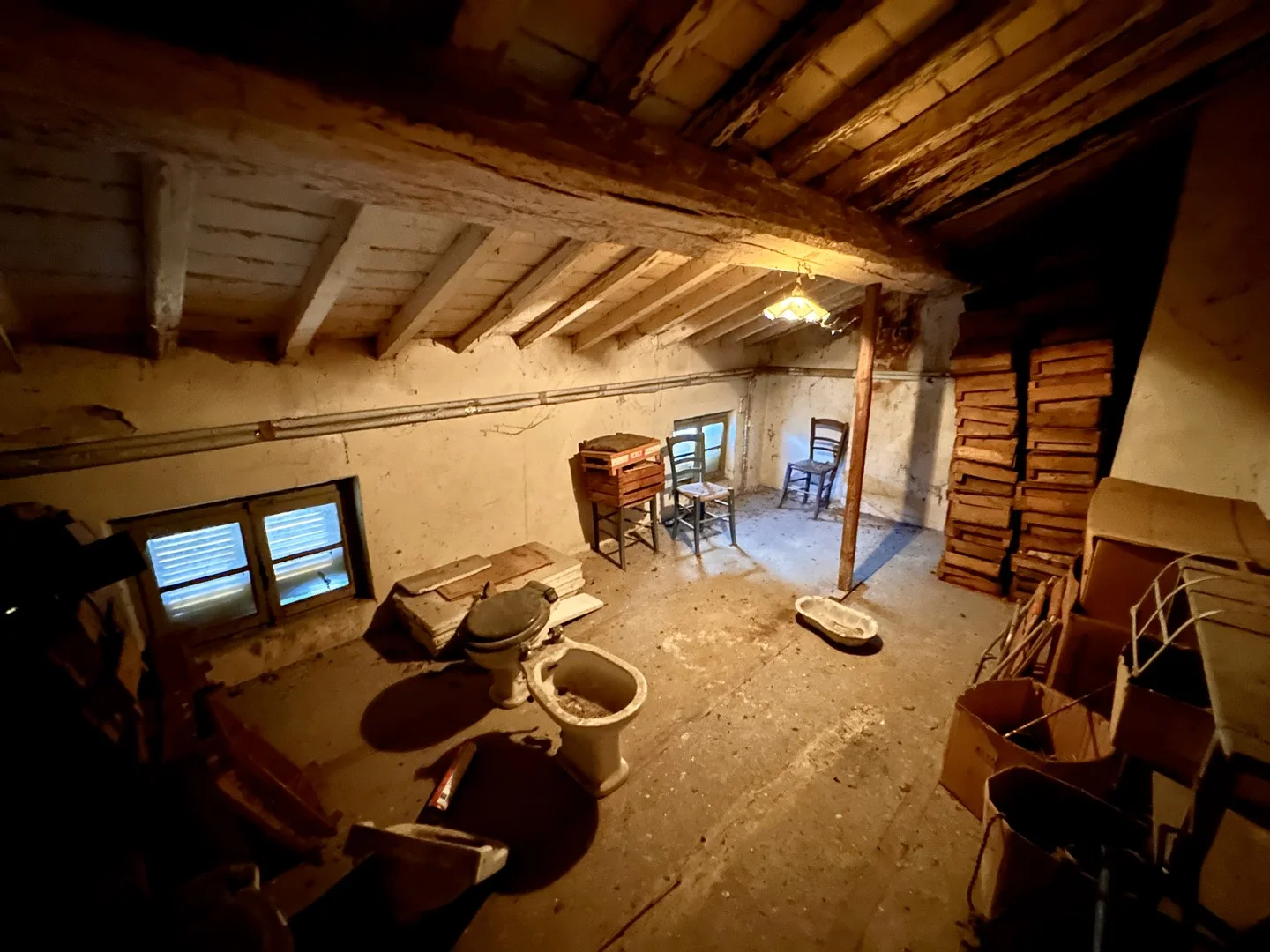Casa indipendente con terrazza panoramica, deposito e terreno nelle colline della Val Tidone