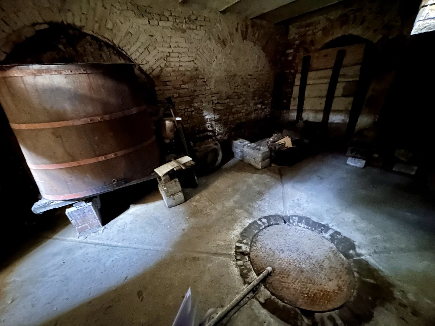 Casa indipendente con terrazza panoramica, deposito e terreno nelle colline della Val Tidone