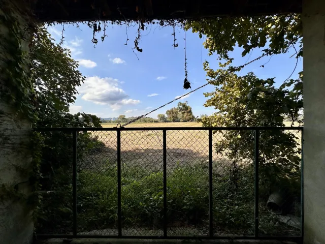 Casa indipendente con terrazza panoramica, deposito e terreno nelle colline della Val Tidone