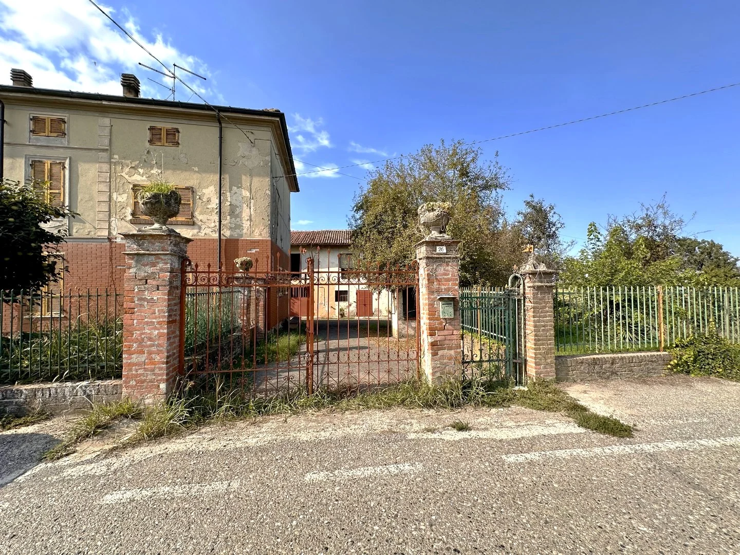 Casa indipendente con terrazza panoramica, deposito e terreno nelle colline della Val Tidone