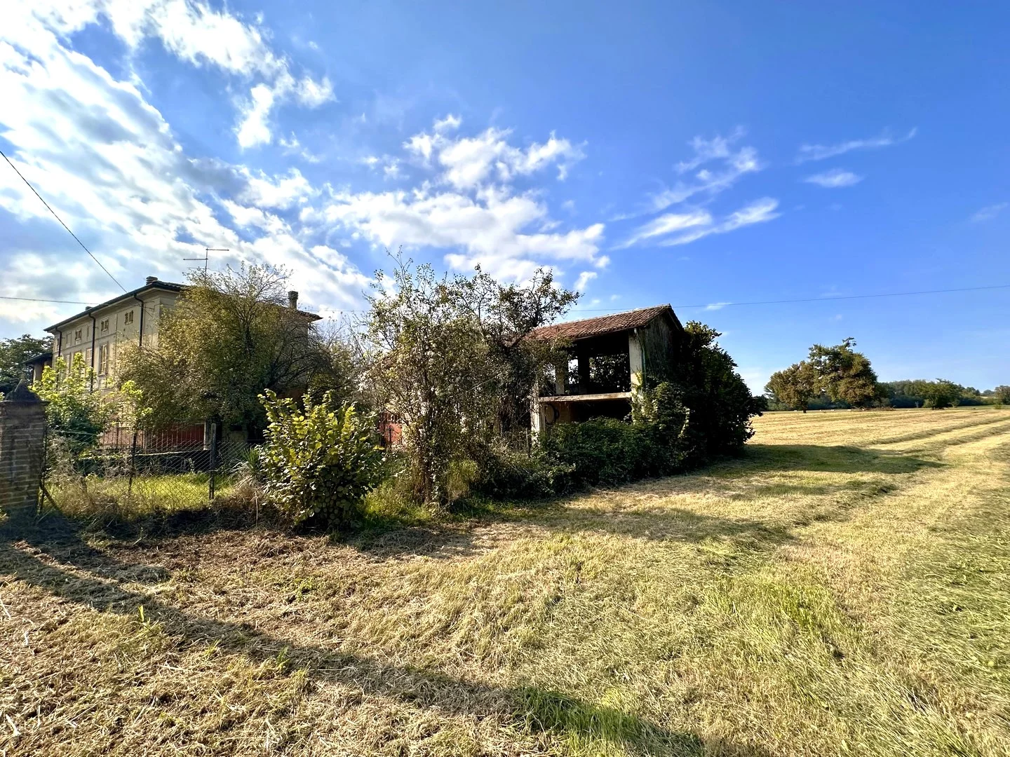 Casa indipendente con terrazza panoramica, deposito e terreno nelle colline della Val Tidone