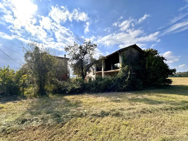 Casa indipendente con terrazza panoramica, deposito e terreno nelle colline della Val Tidone