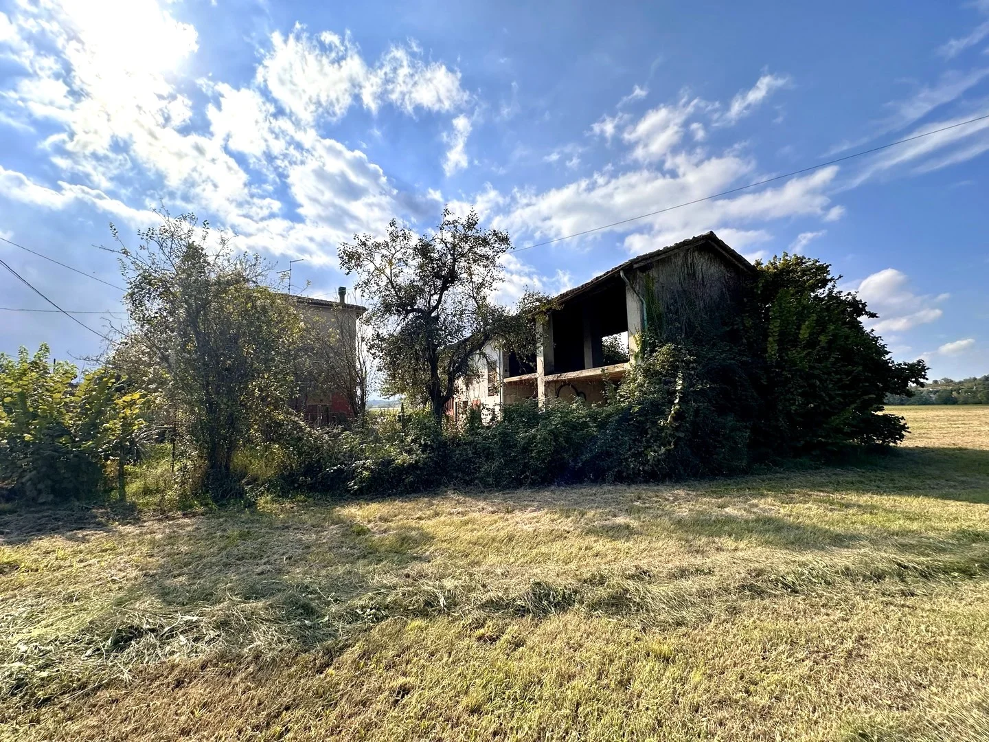 Casa indipendente con terrazza panoramica, deposito e terreno nelle colline della Val Tidone