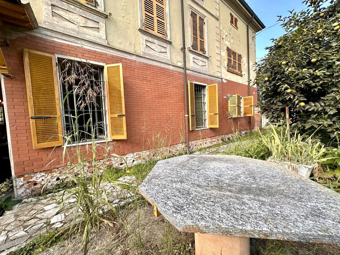 Casa indipendente con terrazza panoramica, deposito e terreno nelle colline della Val Tidone