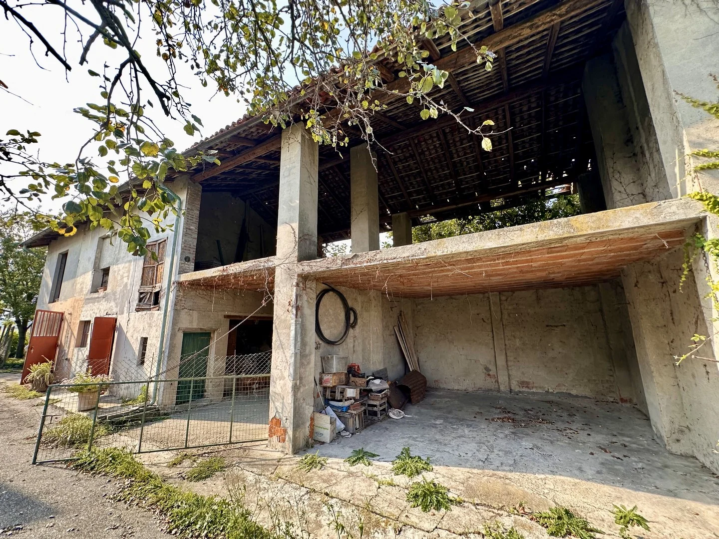 Casa indipendente con terrazza panoramica, deposito e terreno nelle colline della Val Tidone