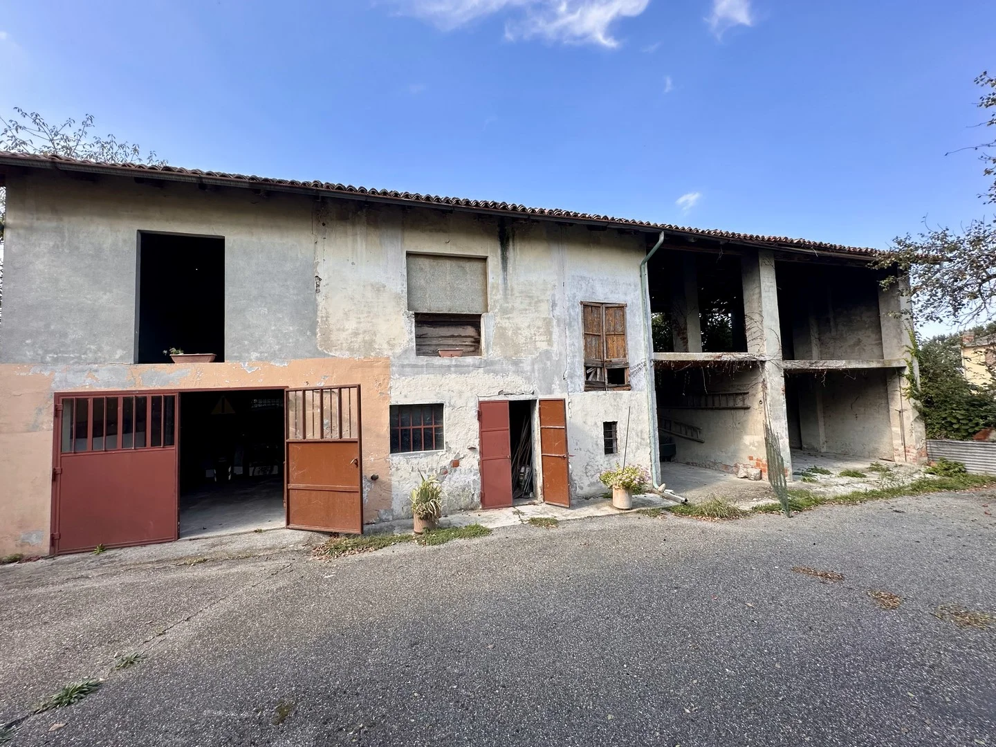 Casa indipendente con terrazza panoramica, deposito e terreno nelle colline della Val Tidone