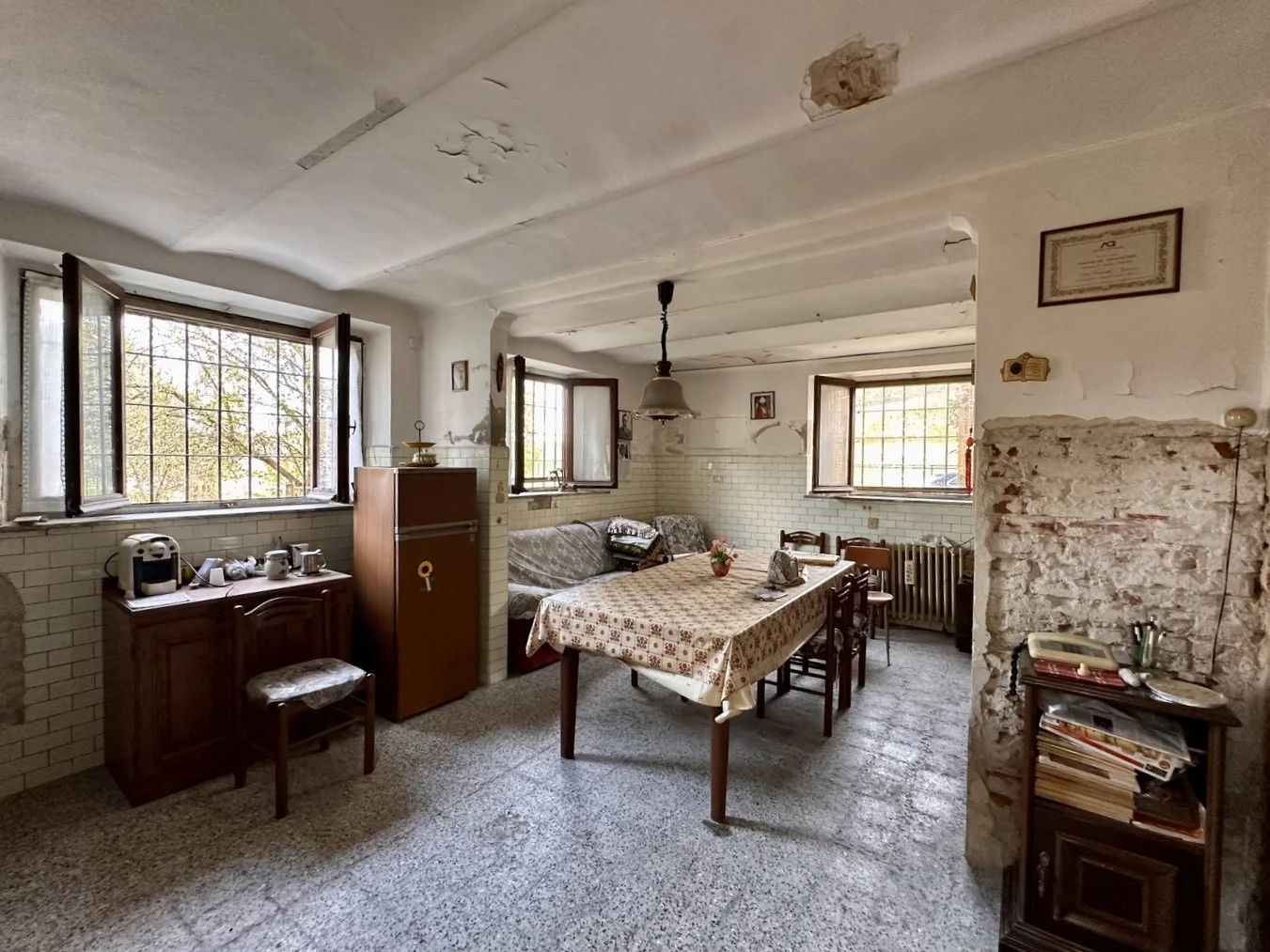 Casa indipendente con terrazza panoramica, deposito e terreno nelle colline della Val Tidone