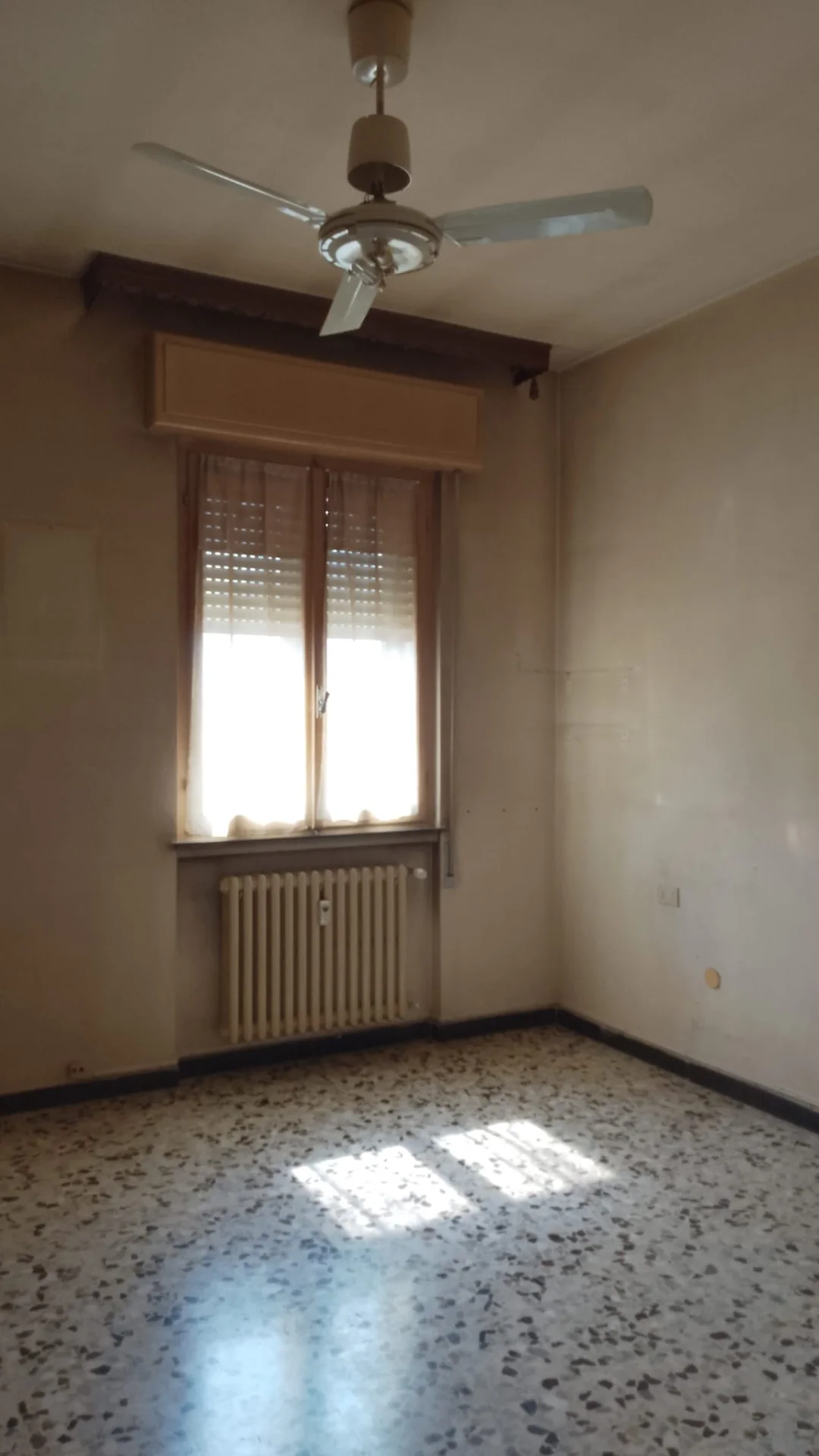 Ampio appartamento al piano terra con box e cantina – La Verza