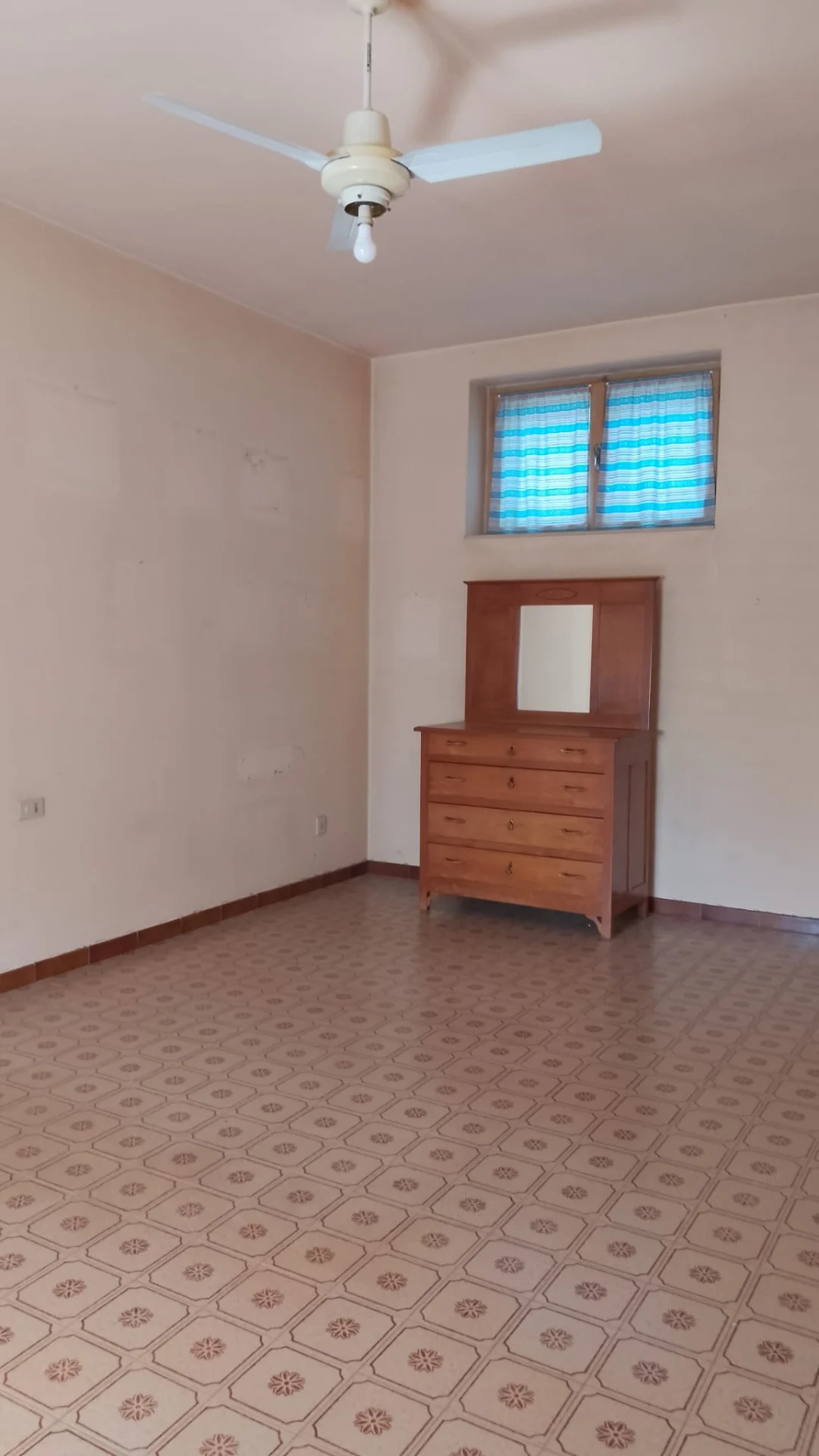 Ampio appartamento al piano terra con box e cantina – La Verza